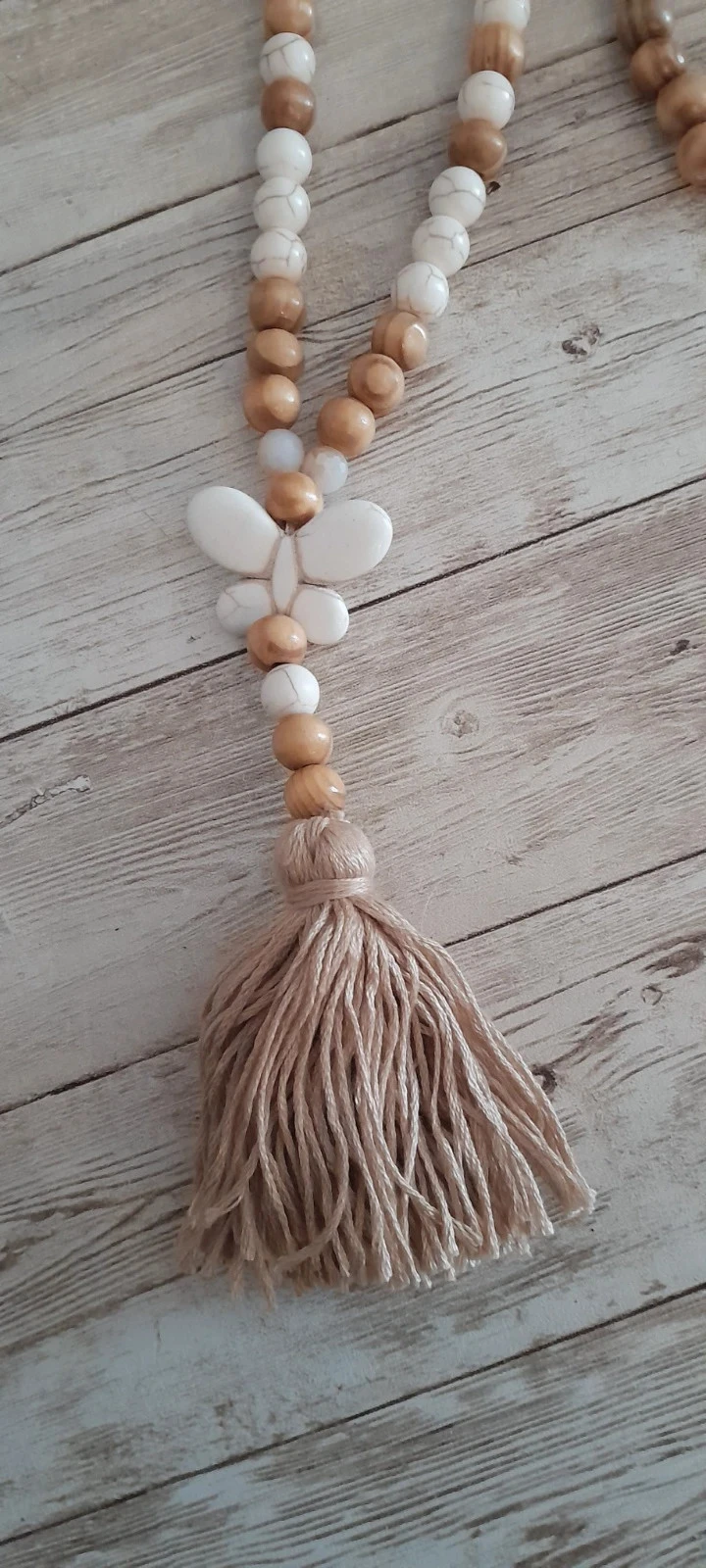 Collar largo, perlas y mariposas, beige y crema – photo 3